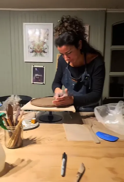 Modelando una pieza de gres en la mesa del taller