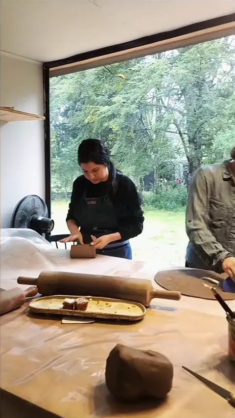 Estirando gres con uslero durante una clase de cerámica en Pucón