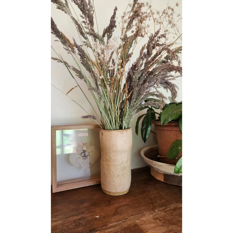 Jarrón florero de gres con un ramo de pastos secos