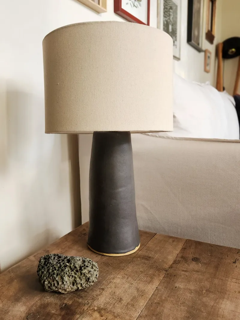 Lámpara con base de gres gris oscuro y pantalla de tela beige