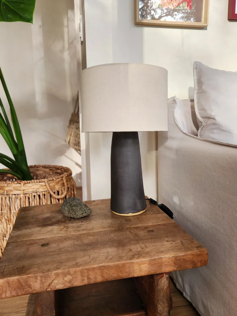 La lámpara encendida junto a un sillón
