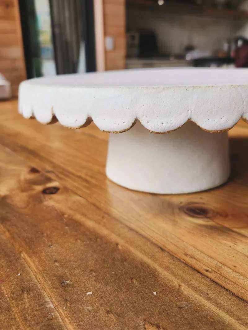 El plato dual dado vuelta, convertido en tortero con pie