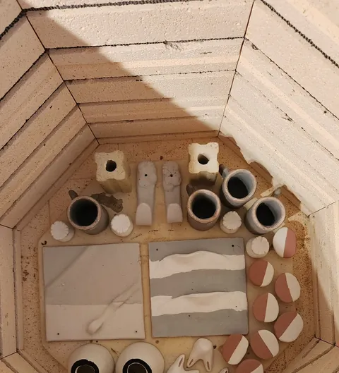 El horno cerámico cargado con piezas, visto desde arriba