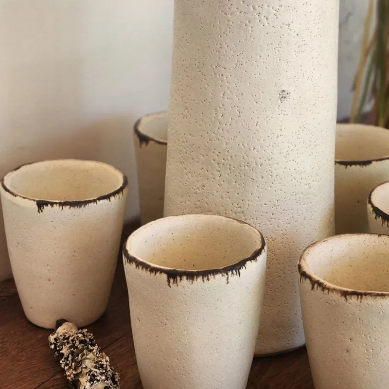 Detalle de los vasos del set de sour, con el borde quemado
