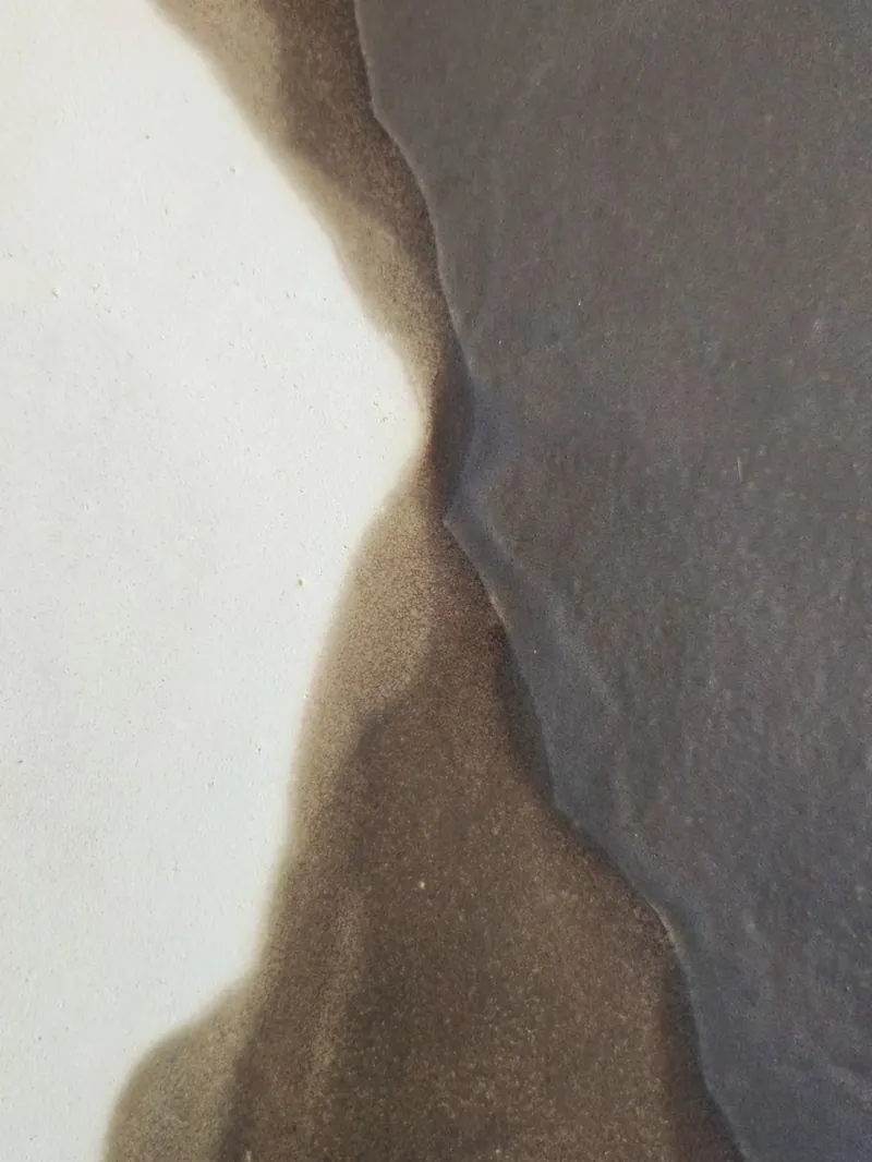 Detalle del encuentro entre el esmalte blanco y el negro