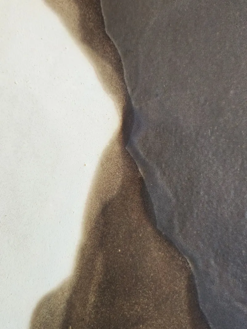 Detalle de un esmalte gris sobre gres crudo
