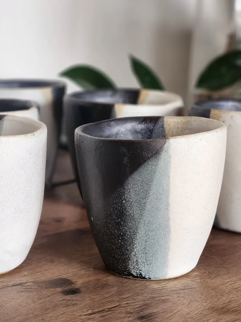 Vaso grande de gres, mitad blanco y mitad negro