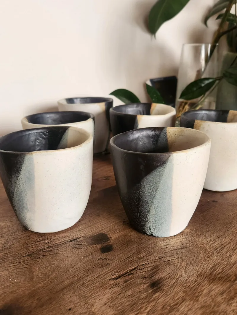 El set de seis vasos blanco y negro sobre una mesa